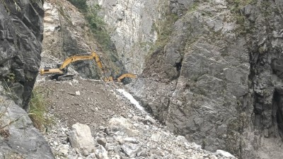 燕子口堰塞湖降壩引流奏效 水位緩降魯丹橋水簾規模縮小